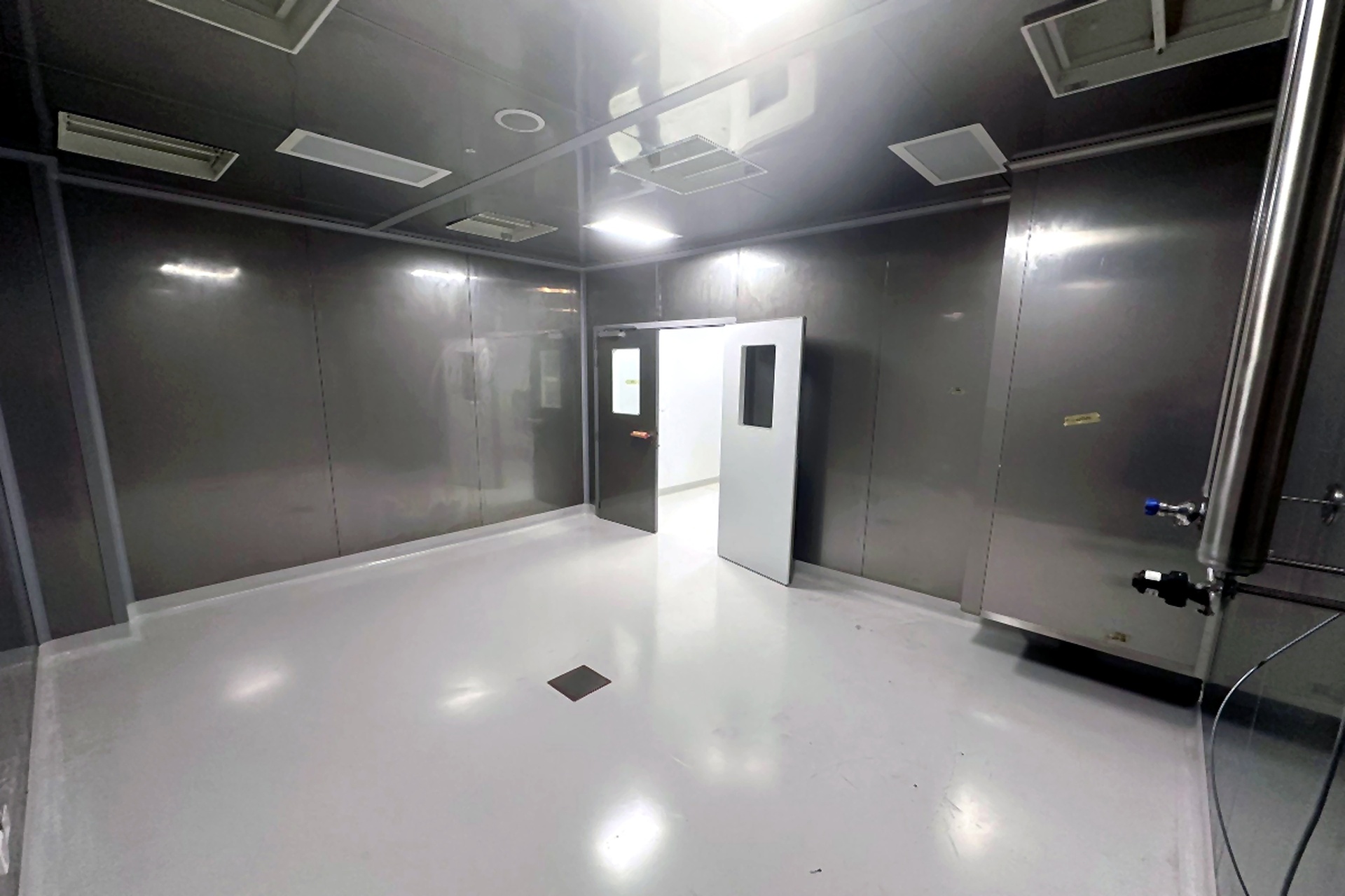 Cleanroom facility gallery image 2